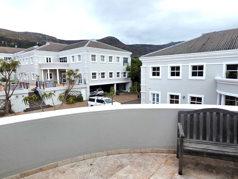 Spacious First Floor Office with Private Balcony - Photo 8