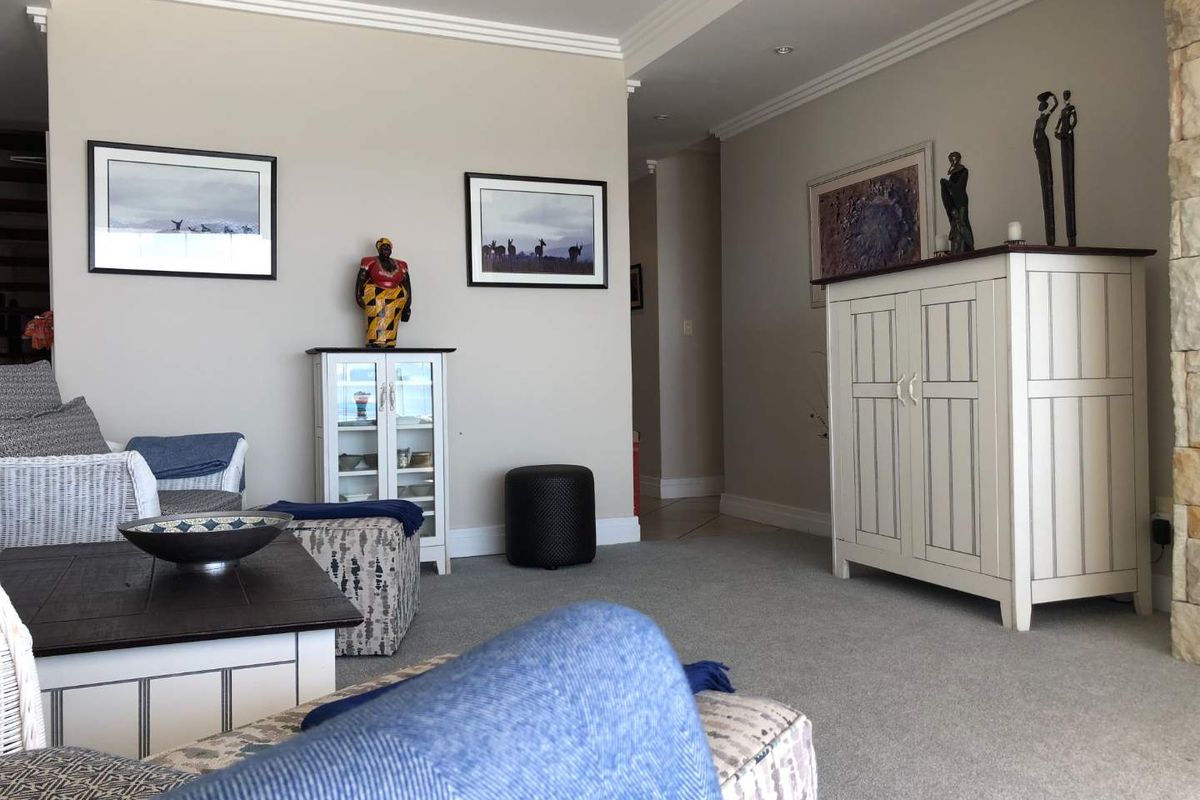 Oceanfront Elegance: Your Double-Storey Penthouse Retreat - Photo 5