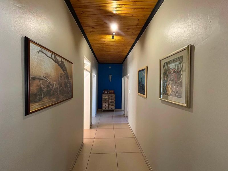 Spacious family home in Otjiwarongo on a 1,500 m2 erf, featuring exceptional entertainment areas and a separate 2-bedroom flat perfect for guests, extended fami - Photo 3