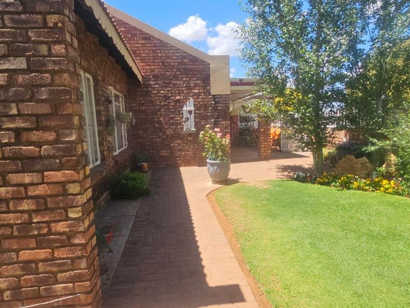 Charming 3-Bedroom Townhouse in Camelot Estate - Photo 9