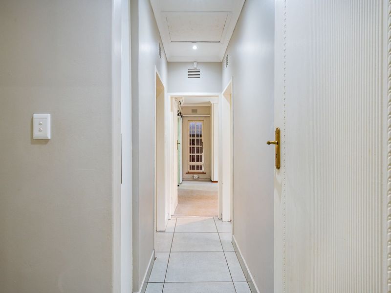 Spacious Face-Brick Family Unit with Modern Finishes, Scenic Views & Fantastic Entertainment Flow - Photo 8