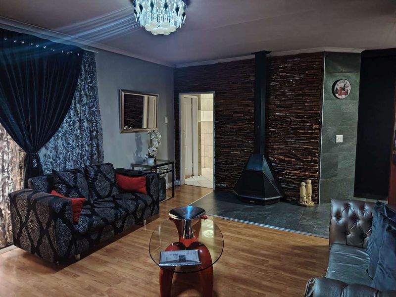 Stunning 4-Bedroom Townhouse in Secure Complex – Benoni Town - Photo 3