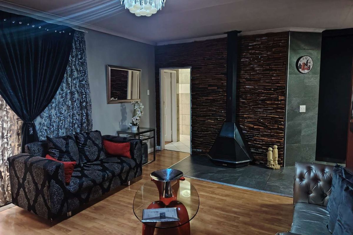 Stunning 4-Bedroom Townhouse in Secure Complex – Benoni Town - Photo 3