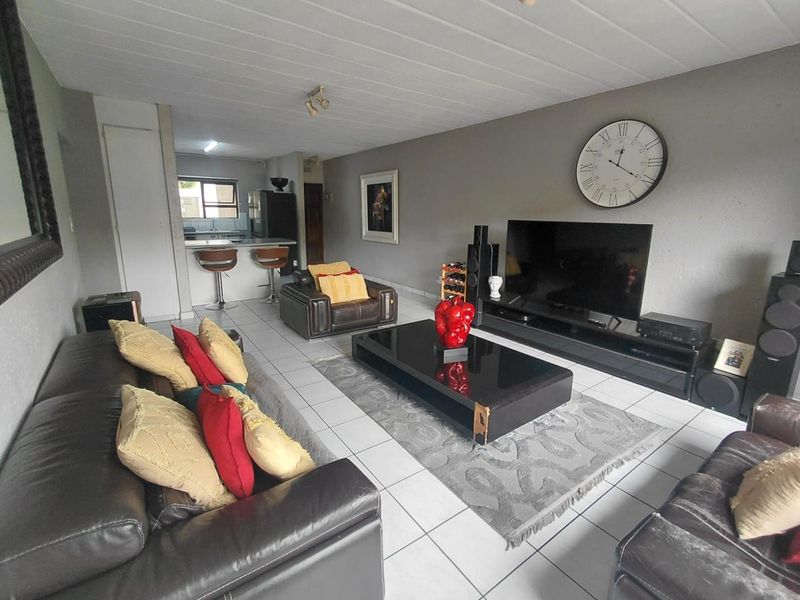 Spacious 3 Bedroomed Townhouse For Sale,  In The Secure Enclosure Of Lakefield - Photo 10