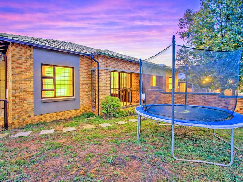 Modern, Well-Kept Townhouse in Prime Location - Photo 2