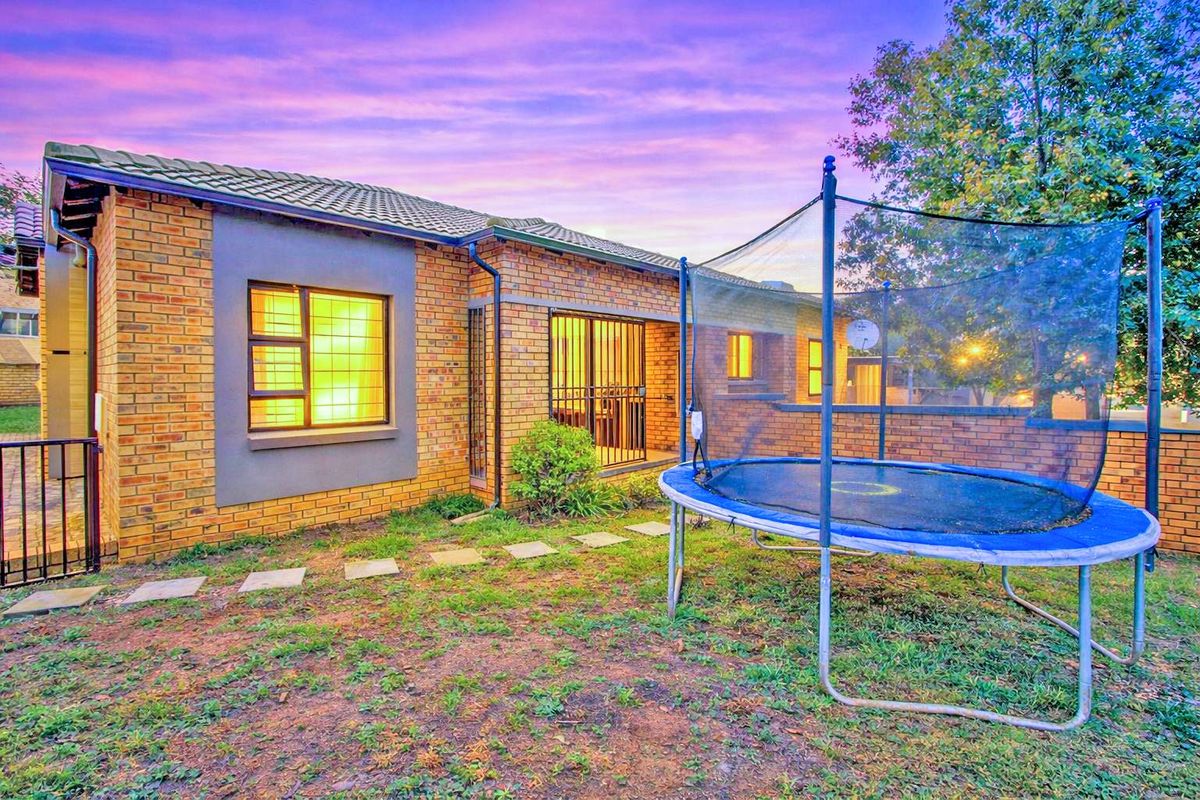 Modern, Well-Kept Townhouse in Prime Location - Photo 2