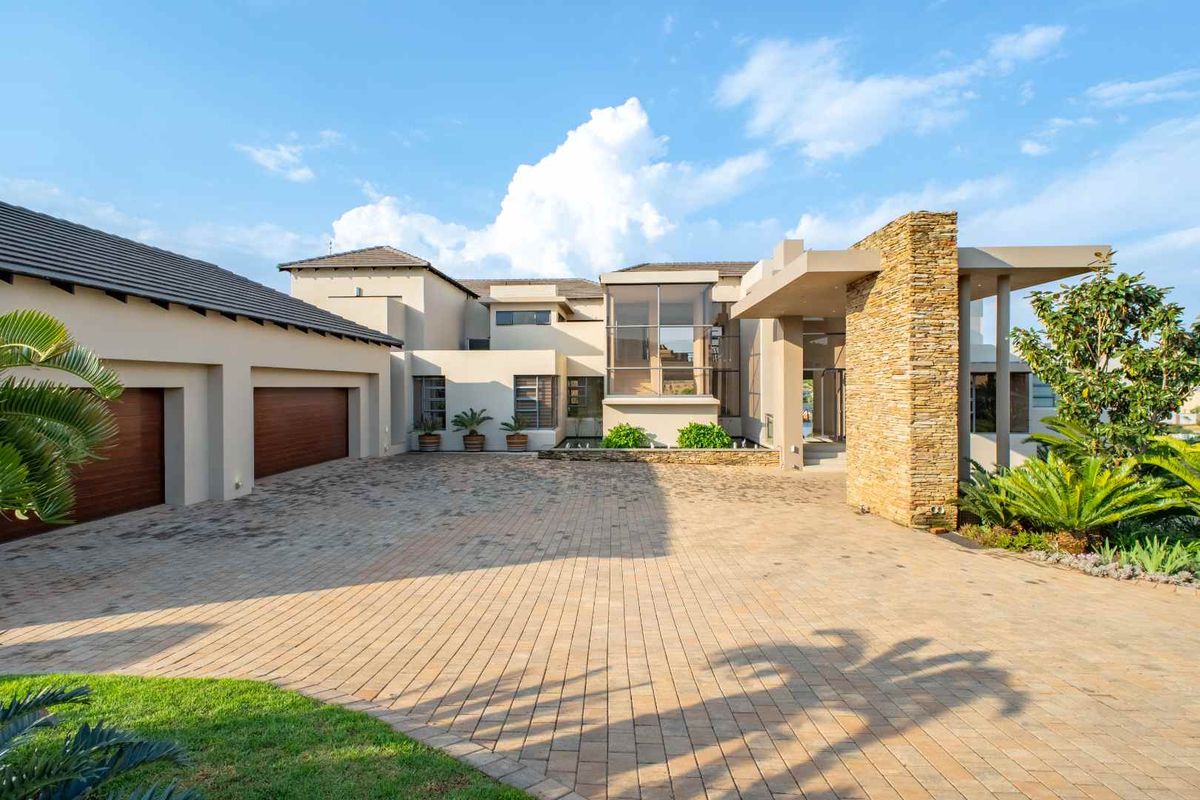 Luxurious Eco-Friendly Estate with Unparalleled Features - Photo 5