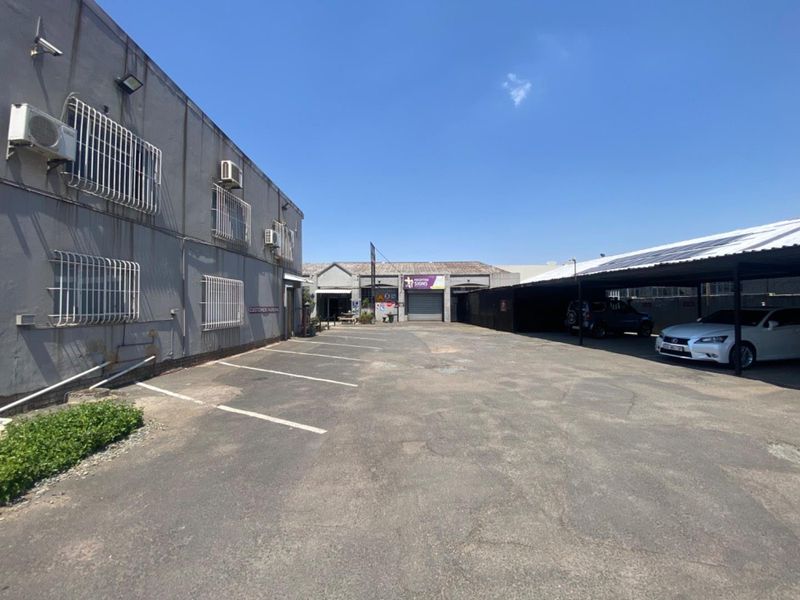 Vibrant Location: Perfect for Car Showroom & More - Photo 3