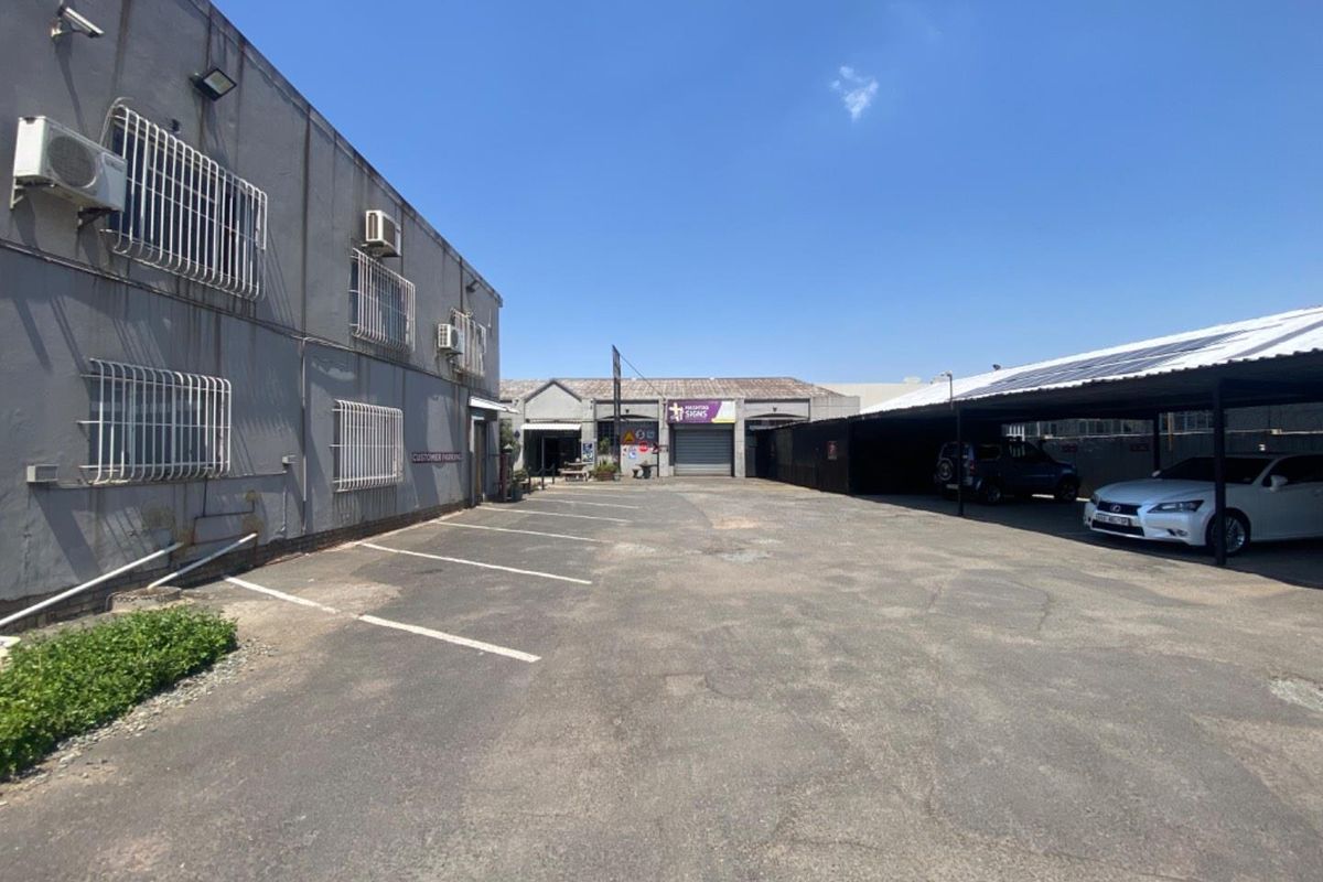 Vibrant Location: Perfect for Car Showroom & More - Photo 3