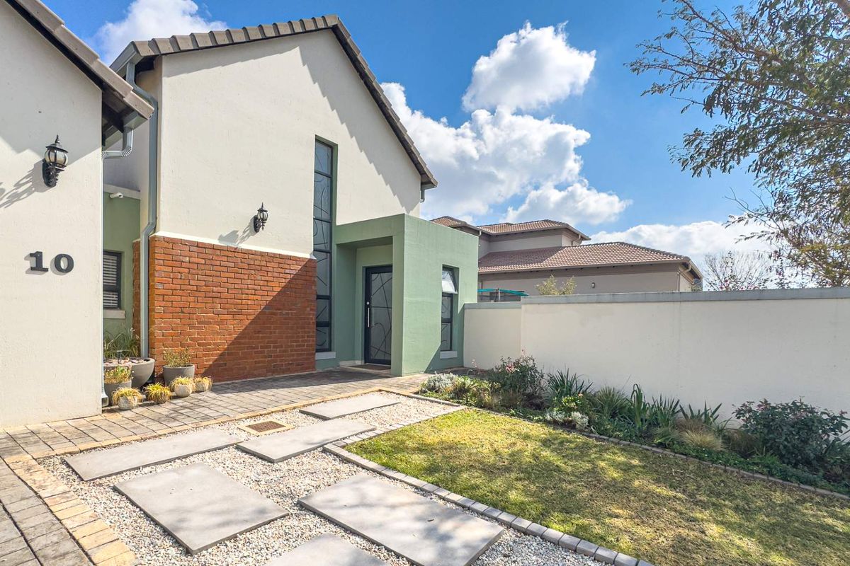 Exclusive Mandate - Single level charm in Midstream Hill - Photo 2