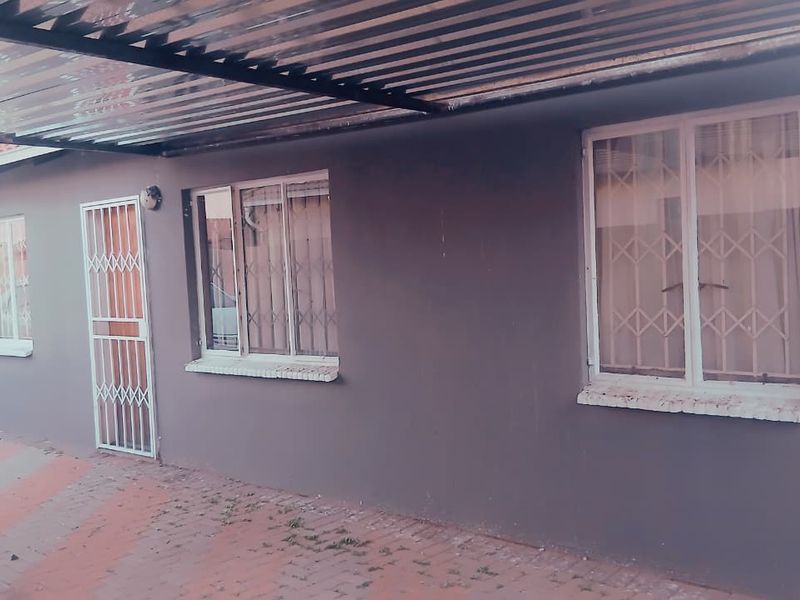 Charming 3-Bed Home in Boksburg with Top Security & Great Potential !!!! - Photo 3