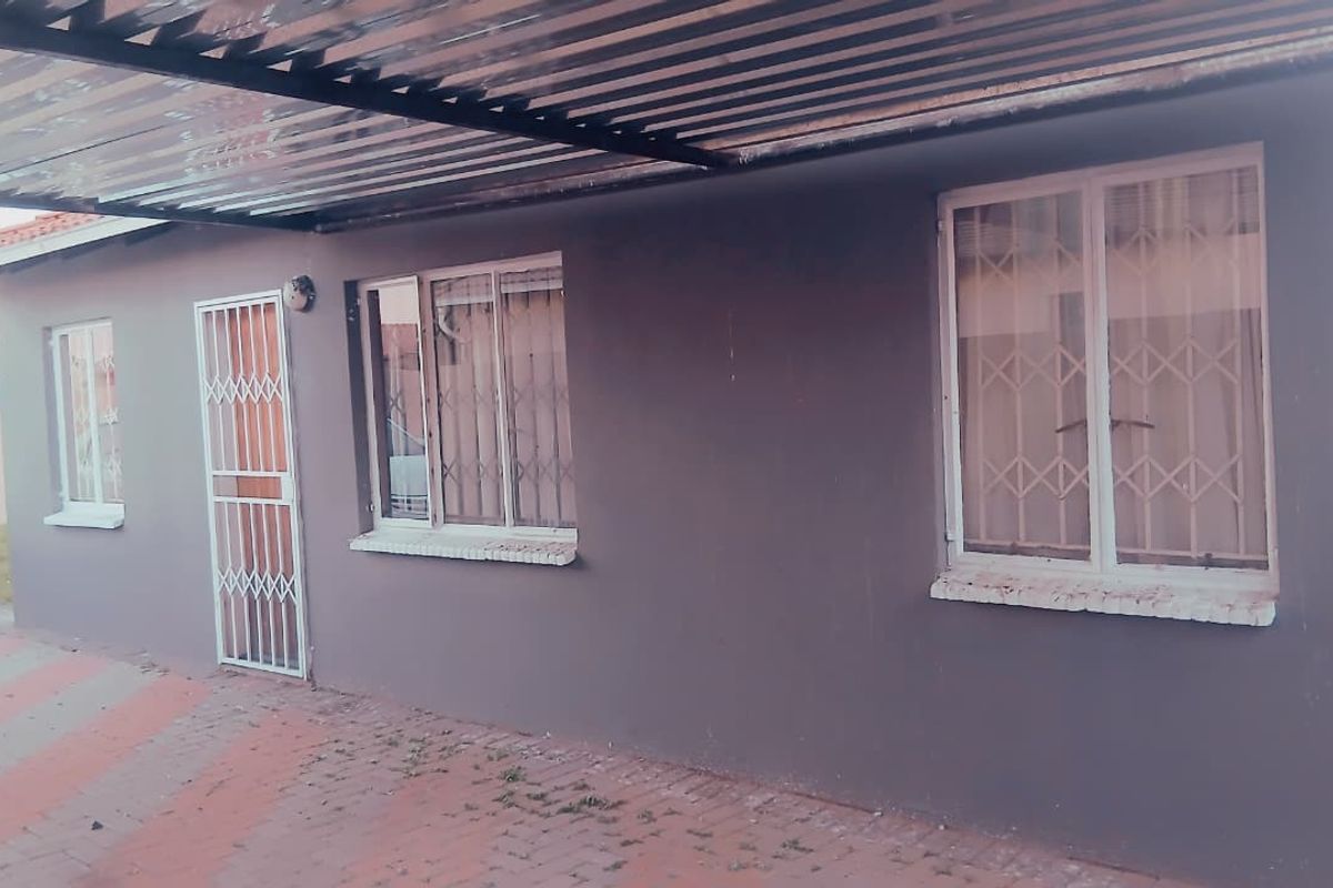 Charming 3-Bed Home in Boksburg with Top Security & Great Potential !!!! - Photo 3