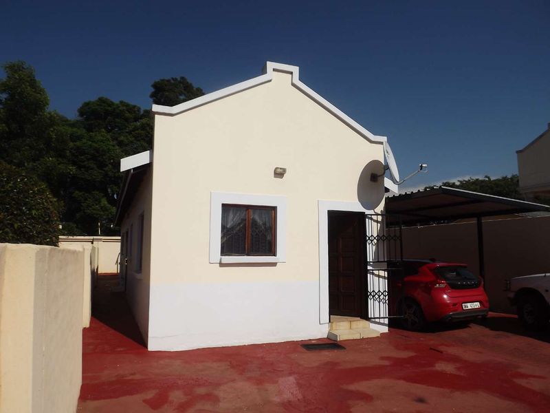 **Charming 3-Bedroom Freestanding Townhouse for Rent** - Photo 3