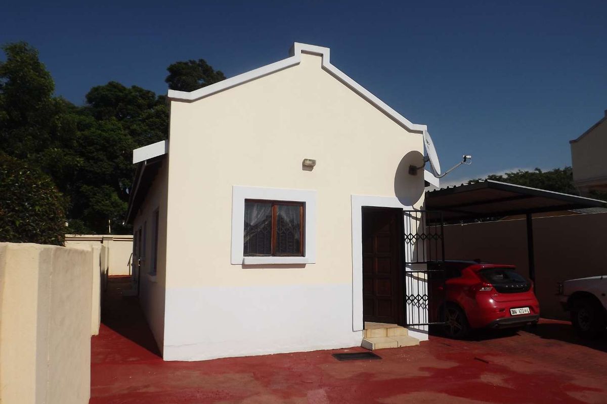 **Charming 3-Bedroom Freestanding Townhouse for Rent** - Photo 3