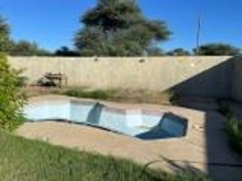 Discover Endless Potential: Home Plus Huge Workshops - Photo 2