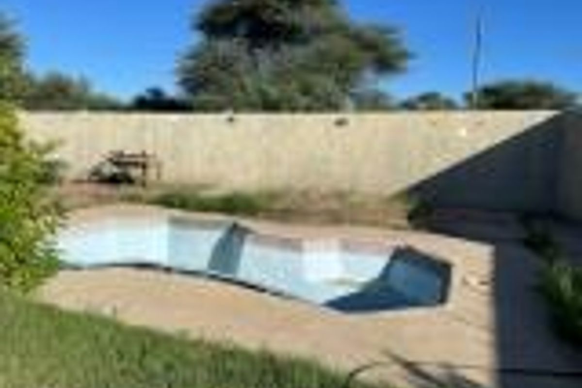 Discover Endless Potential: Home Plus Huge Workshops - Photo 2