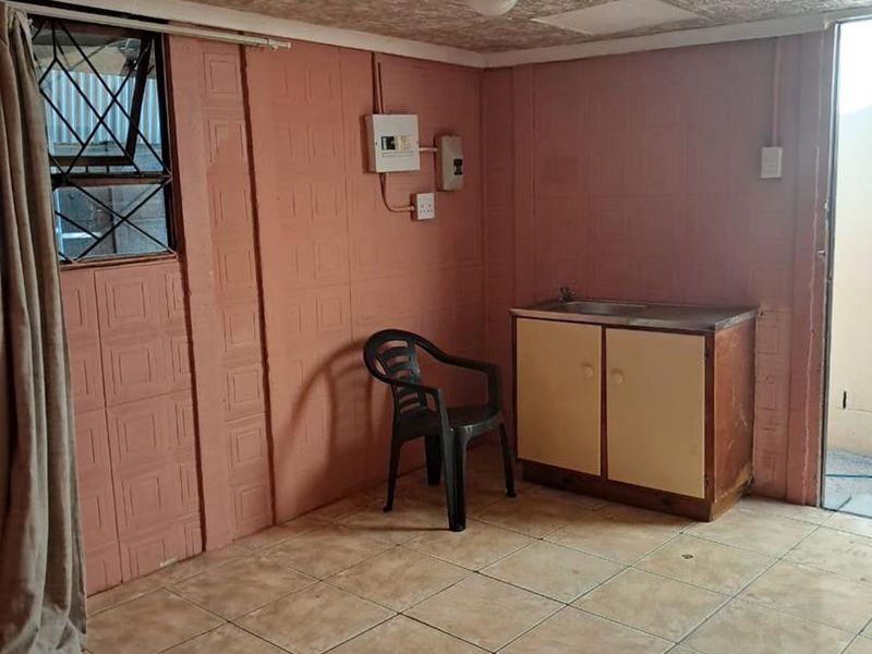 2 Bedroom Flat to Rent in Mandela Park - Photo 5