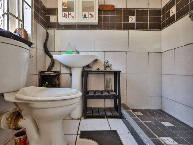 Family Home with Investment Potential in Westdene! - Photo 9