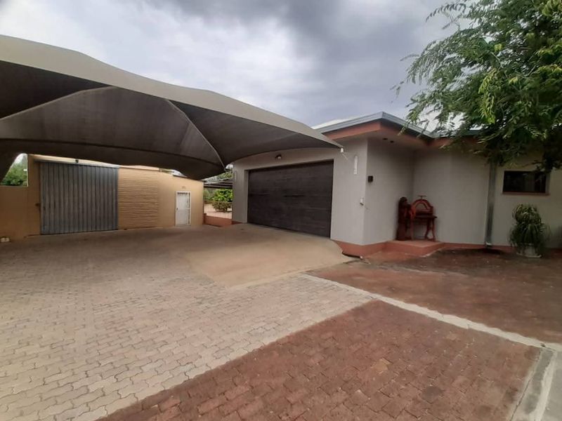 Lovely property with surrounded landscaped gardens and spacious verandas, situated in the outskirts of Omaruru, bordering the Omaruru River. - Photo 7