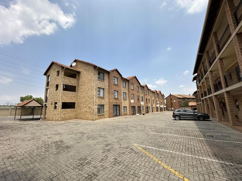 TWO BEDROOM APARTMENT IN SUMMERFIELDS ESTATE : 1 JULY 2026 - Photo 3