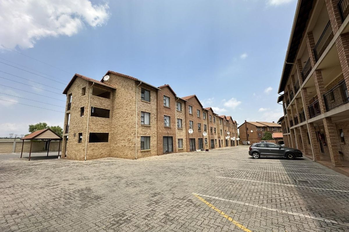 TWO BEDROOM APARTMENT IN SUMMERFIELDS ESTATE : 1 JULY 2026 - Photo 3