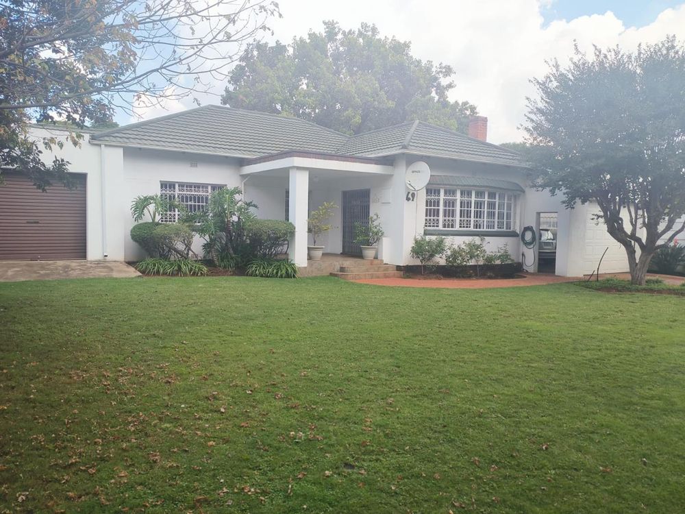Front view -Driveway entrances on left side leading to single garage, right side driveway leading large enclose carport - for more than 4 cars!