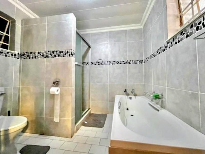 A Beautiful family home - Photo 9