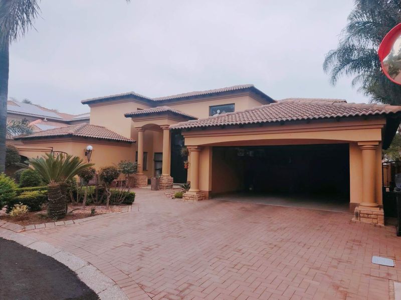 LUXURIOUS 5-BEDROOM HOME – FIT FOR A KING! - Photo 2