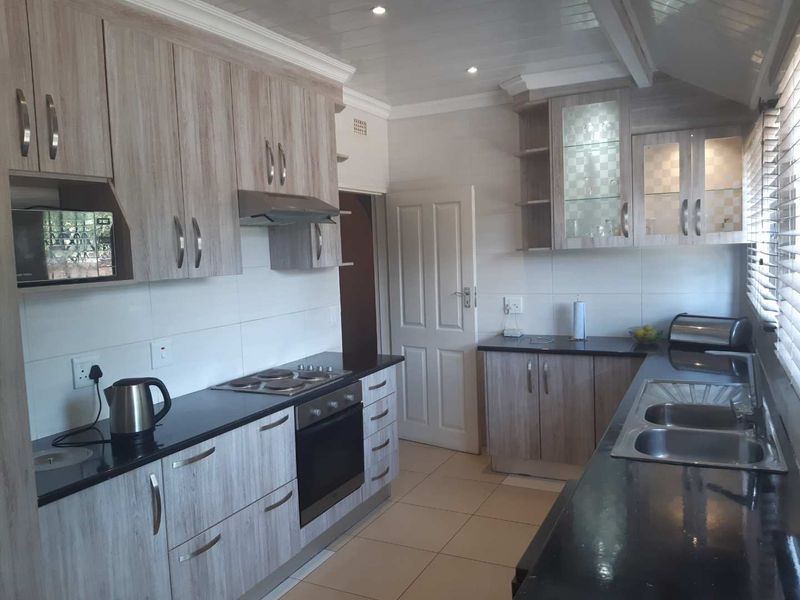 NEAT AND SPACIOUS HOME, ON A MASSIVE YARD WITH AN OUTSIDE ROOM WITH BATHROOM  N BRAAI AREA - Photo 6