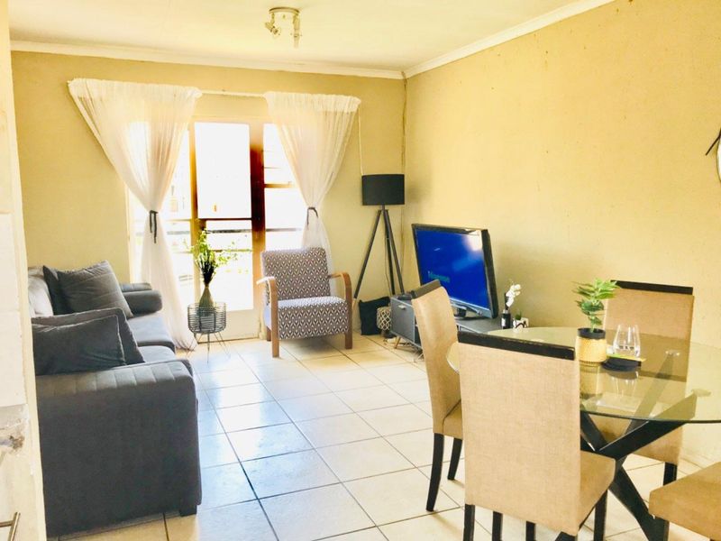 Charming Two-Bedroom Apartment with Modern Amenities - Photo 5