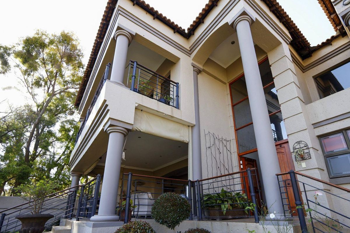 Exclusive Luxury Living in the Prestigious Centurion Golf Estate - Photo 2