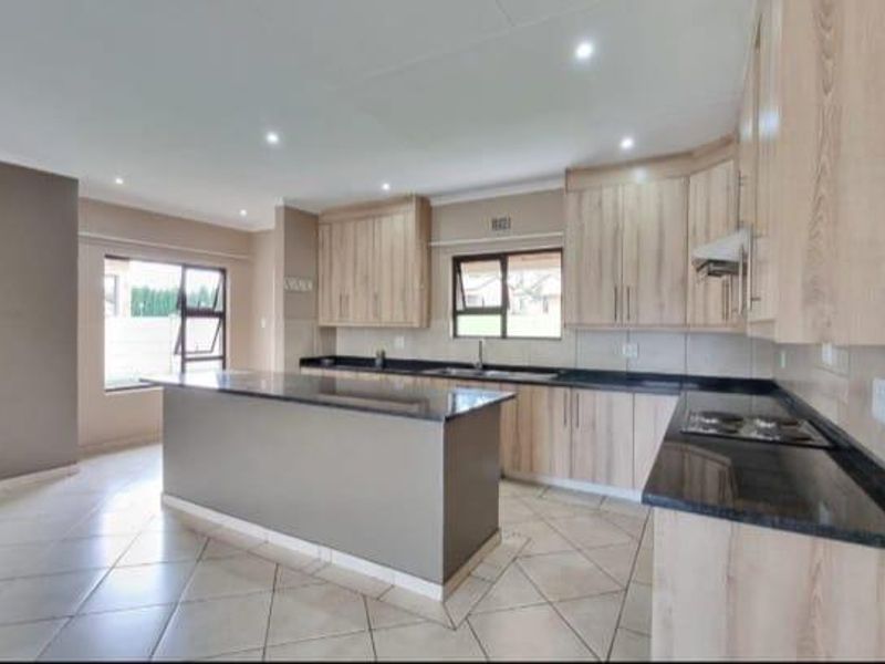 Pet-Friendly Townhouse in Sought-After Kookrus - Photo 2