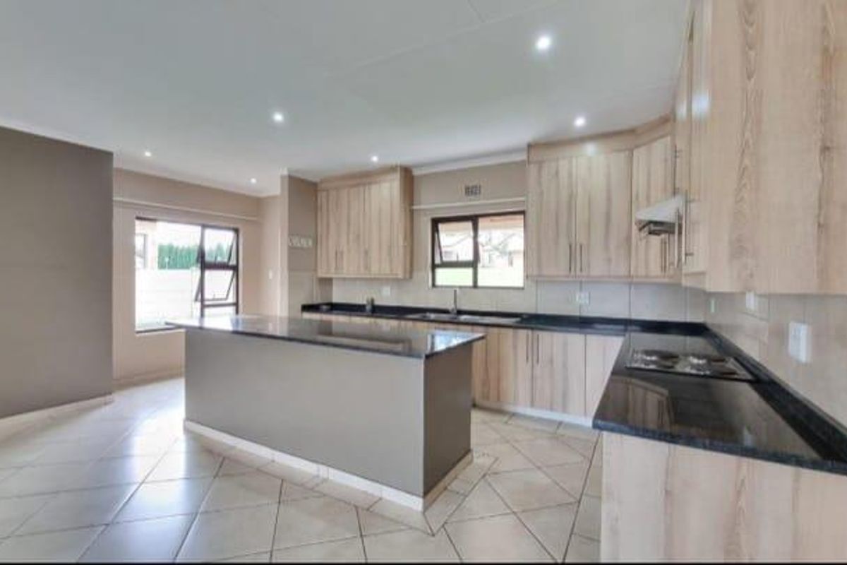 Pet-Friendly Townhouse in Sought-After Kookrus - Photo 2