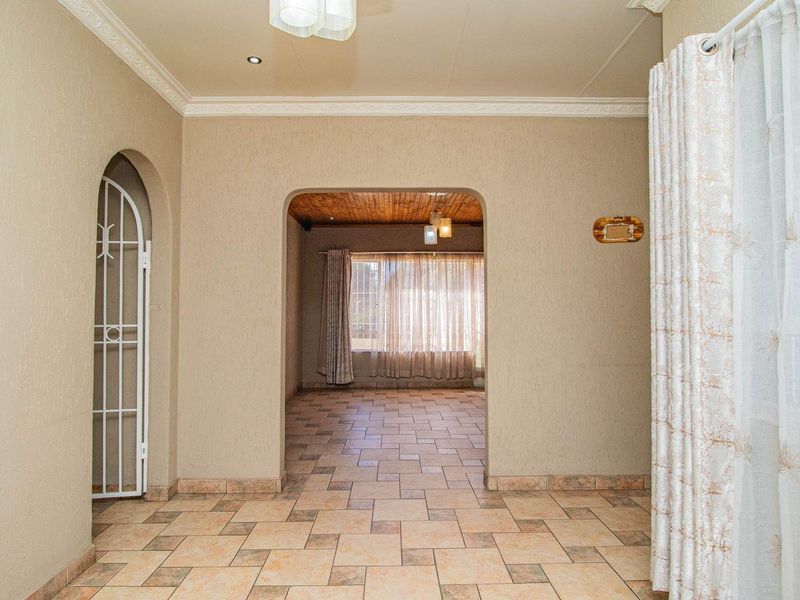 Immaculate 3 Bedroom facebrick home in Rynsoord - Photo 4