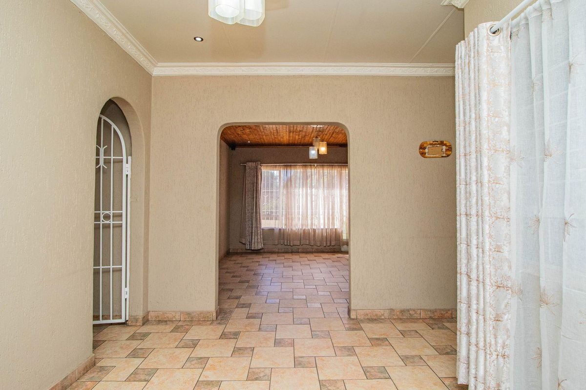 Immaculate 3 Bedroom facebrick home in Rynsoord - Photo 4
