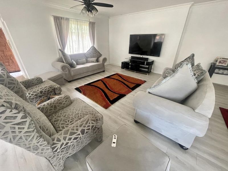 Hendra - Beautiful 7-Bedroom Family Home in Durban North - Photo 5