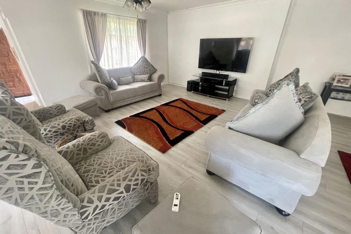 Hendra - Beautiful 7-Bedroom Family Home in Durban North - Photo 5