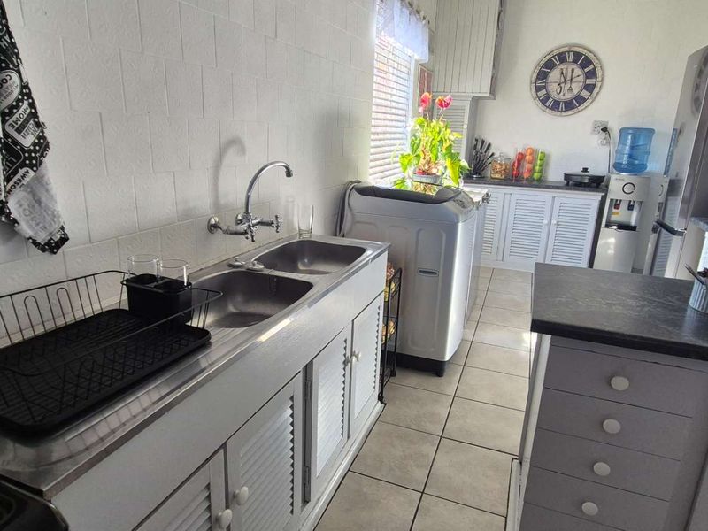 Stunning 4 bedroom property - Neat as a pin - Photo 8