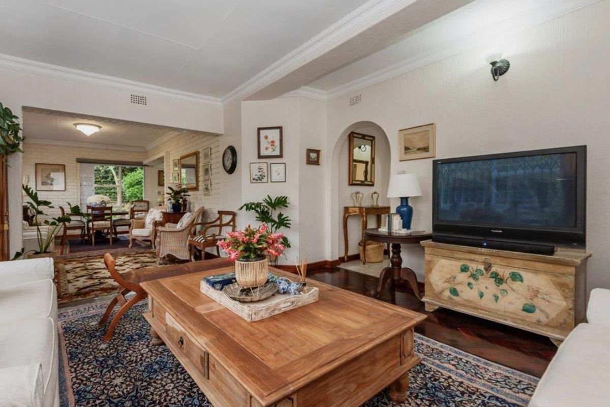 A Private Garden Duplex Offering Exceptional Space, Style, and Modern Convenience - Photo 3