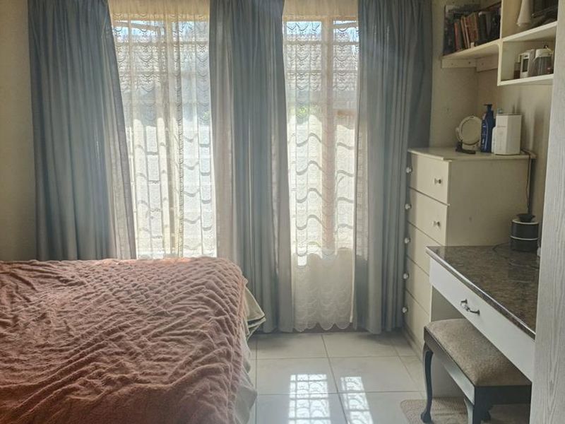 Modern Stunning Gem, 2 Bedroom Townhouse available - Photo 8