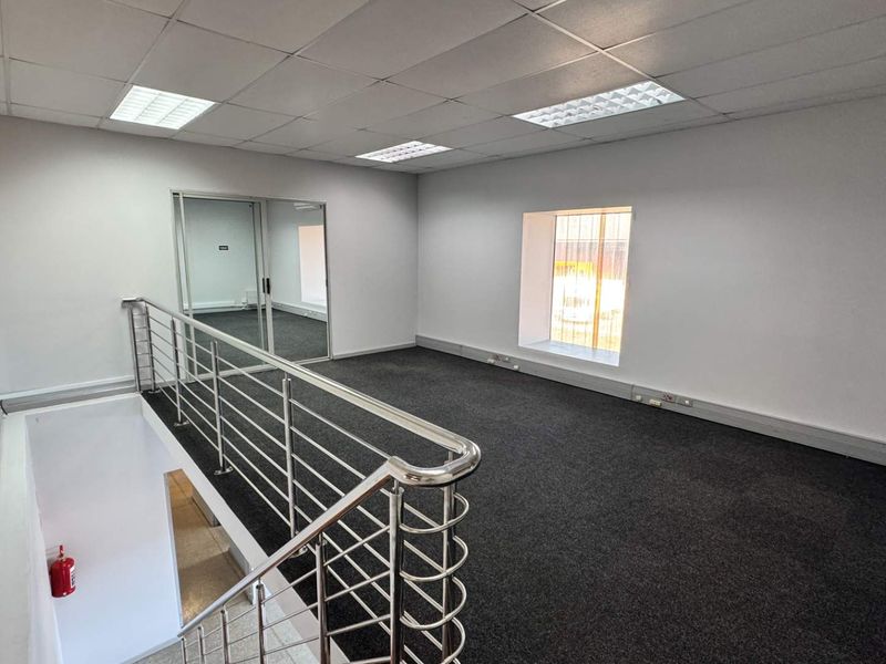 Secure Business Park - Warehouse with good height, available immediately! - Photo 2
