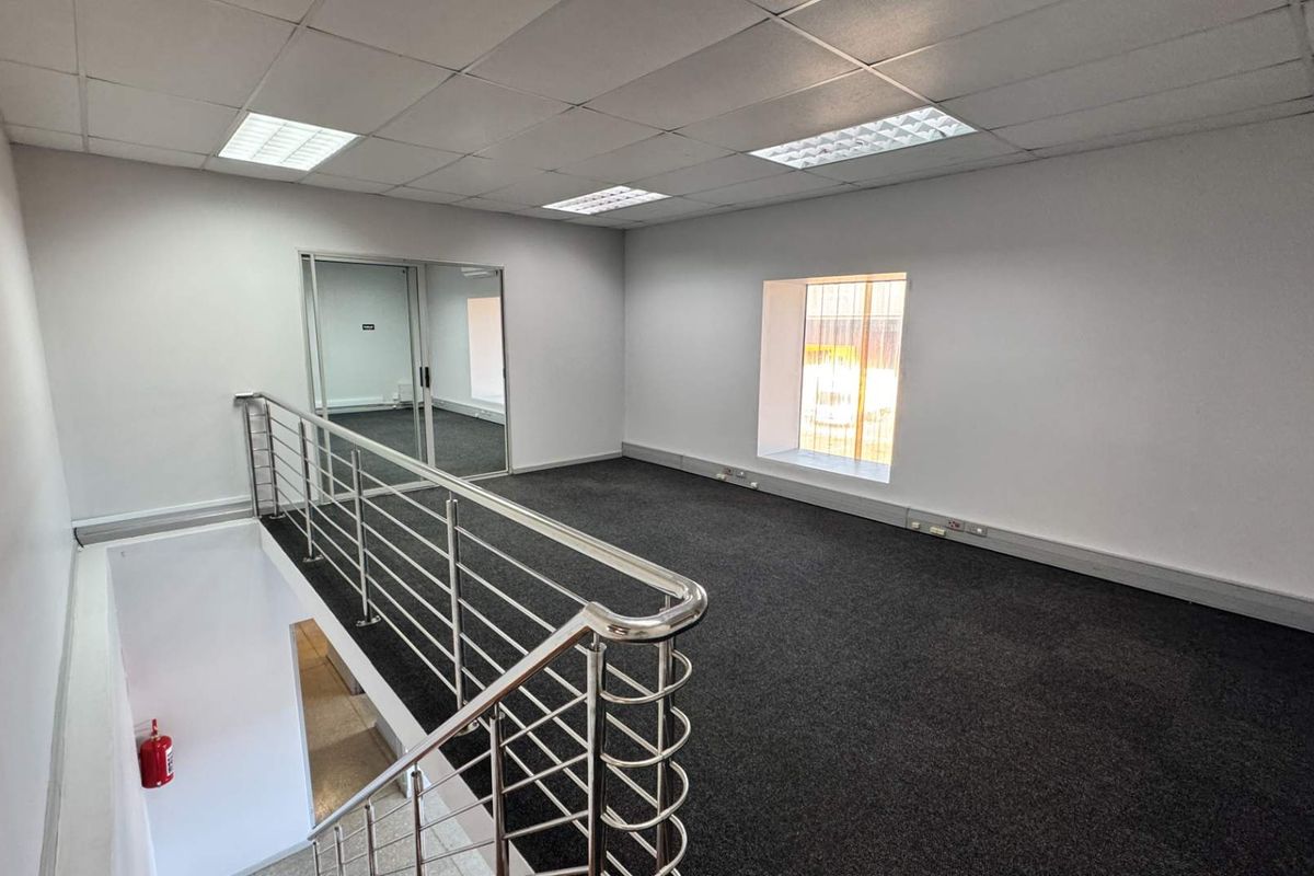 Secure Business Park - Warehouse with good height, available immediately! - Photo 2