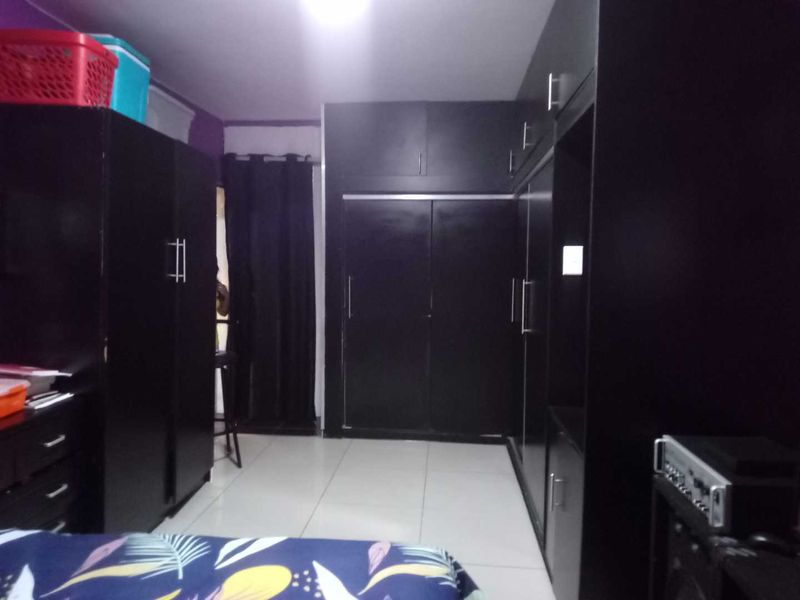 Neat and Move-In-Ready! Prime Durban Central Apartment! Well-maintained building - Close to amenities, including shops, restaurants, and public transport! - Photo 3