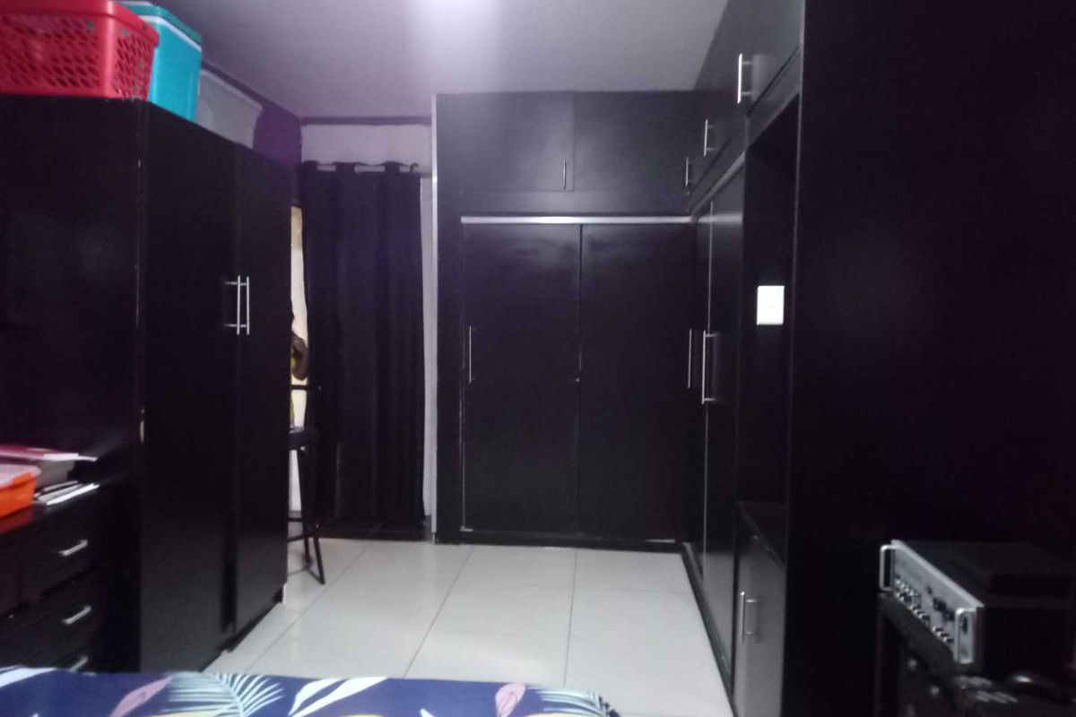 Neat and Move-In-Ready! Prime Durban Central Apartment! Well-maintained building - Close to amenities, including shops, restaurants, and public transport! - Photo 3