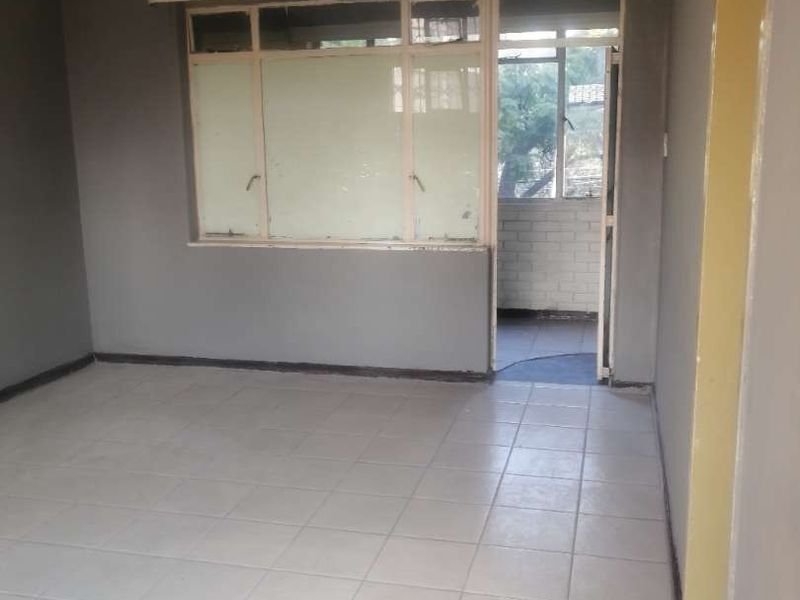 ONE AND HALF BEDROOM FLAT IN PRETORIA CENTRAL : AVAILABLE IMMEDIATELY - Photo 8