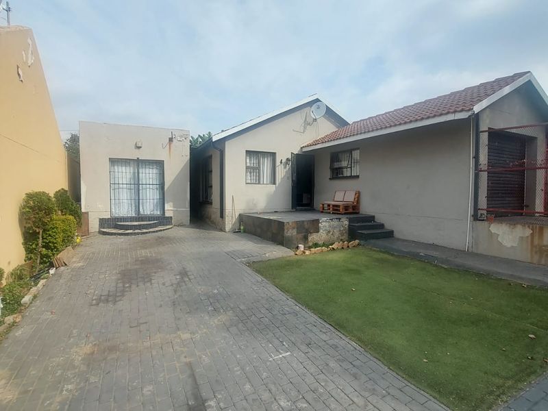 Dual Living Space: Main Home Plus Private Flatlet Included. - Photo 1