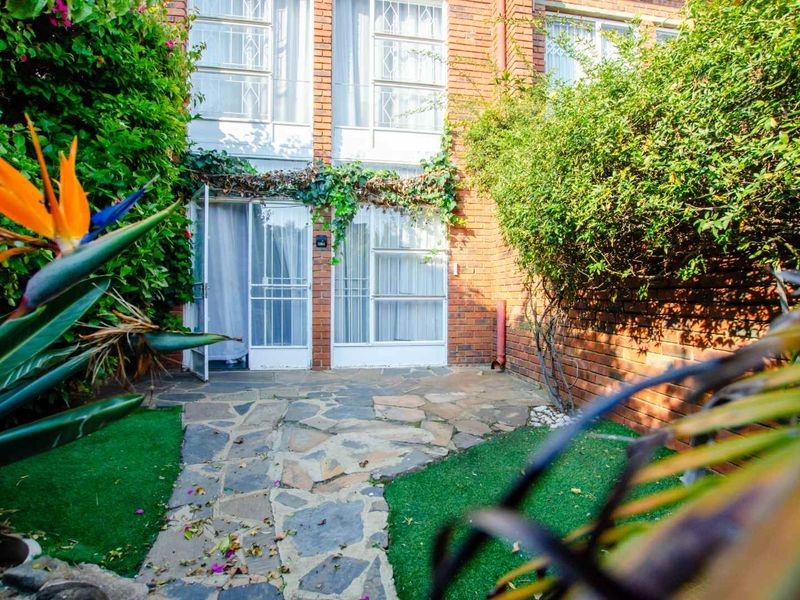 Investment Opportunity / Ideal First Home in Windsor East! - Photo 1