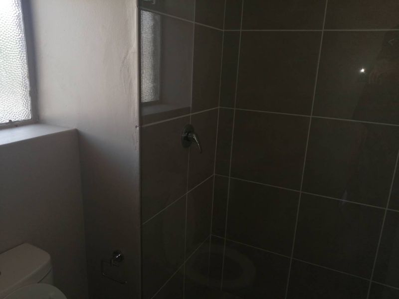 Bachelor to rent at Lantana Apartments - Photo 9