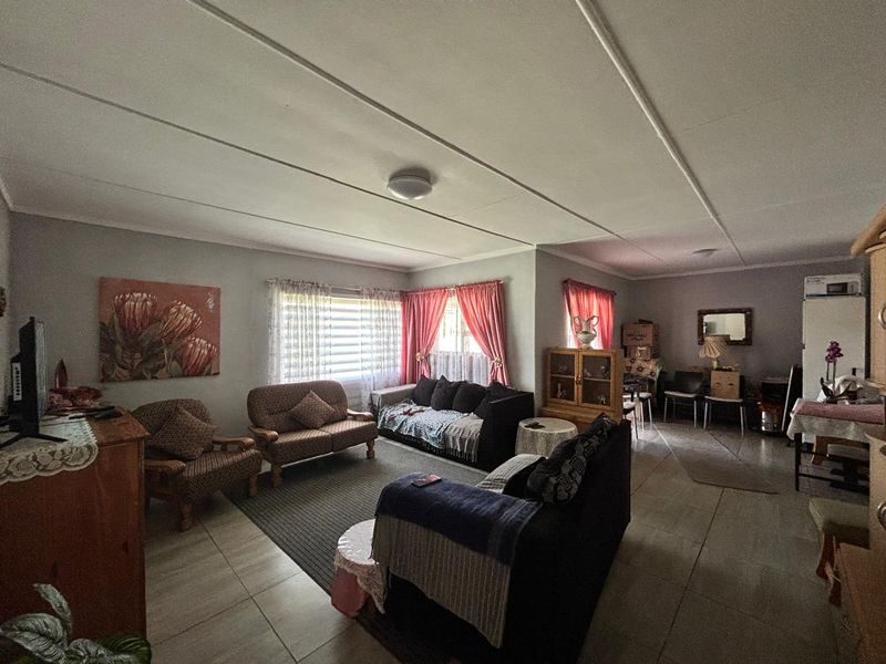 Beautiful Family Home - Photo 2