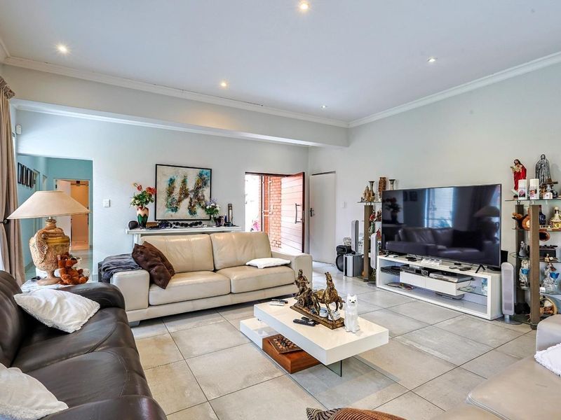 The New Classic: Uncompromised Self-Sufficiency - Photo 5